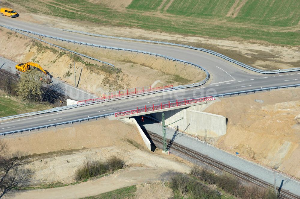 Söhlde aus der Vogelperspektive: Fertiggestellte Neubau- Brücke über die Bahnstrecke bei Söhlde in Niedersachsen