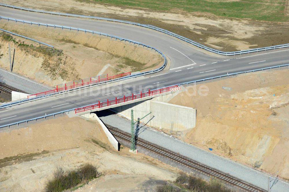 Luftbild Söhlde - Fertiggestellte Neubau- Brücke über die Bahnstrecke bei Söhlde in Niedersachsen