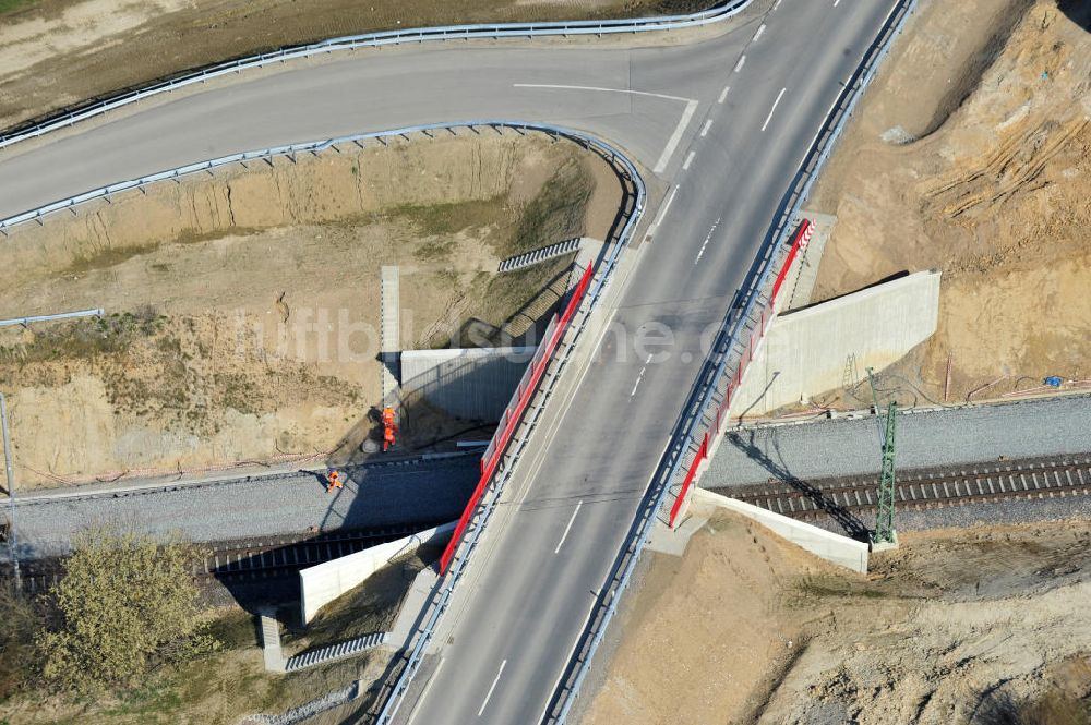 Luftaufnahme Söhlde - Fertiggestellte Neubau- Brücke über die Bahnstrecke bei Söhlde in Niedersachsen