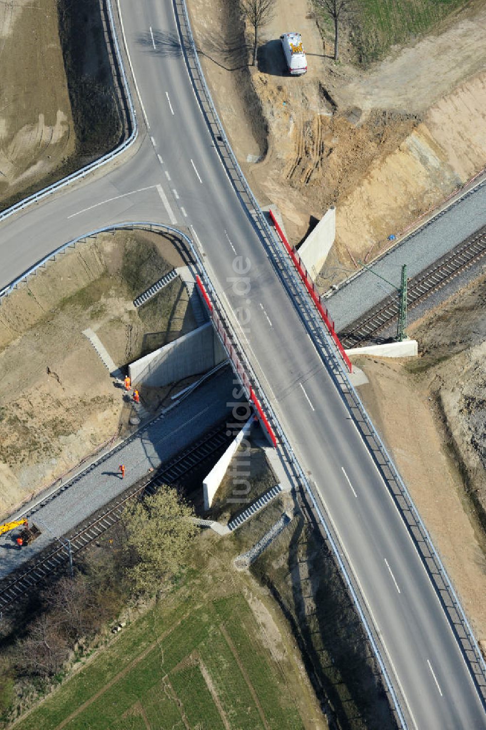 Söhlde von oben - Fertiggestellte Neubau- Brücke über die Bahnstrecke bei Söhlde in Niedersachsen