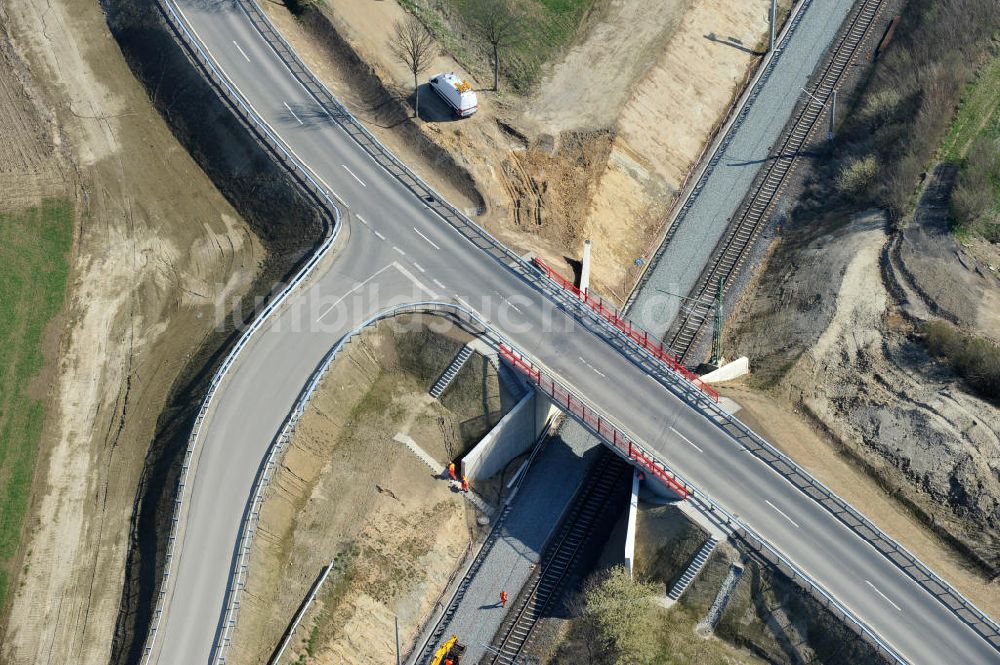 Söhlde aus der Vogelperspektive: Fertiggestellte Neubau- Brücke über die Bahnstrecke bei Söhlde in Niedersachsen