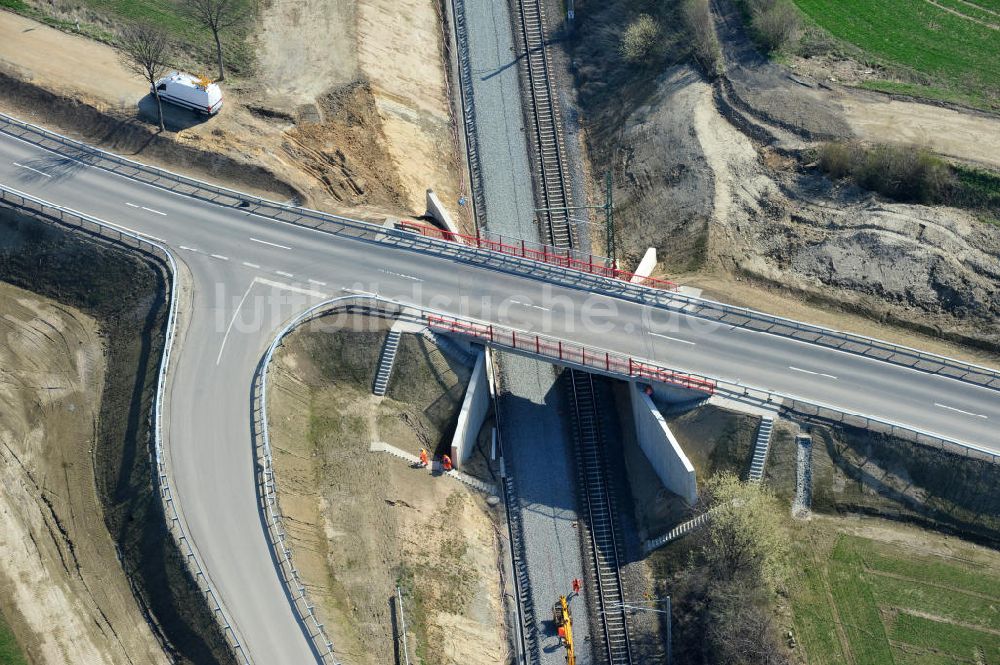 Luftbild Söhlde - Fertiggestellte Neubau- Brücke über die Bahnstrecke bei Söhlde in Niedersachsen