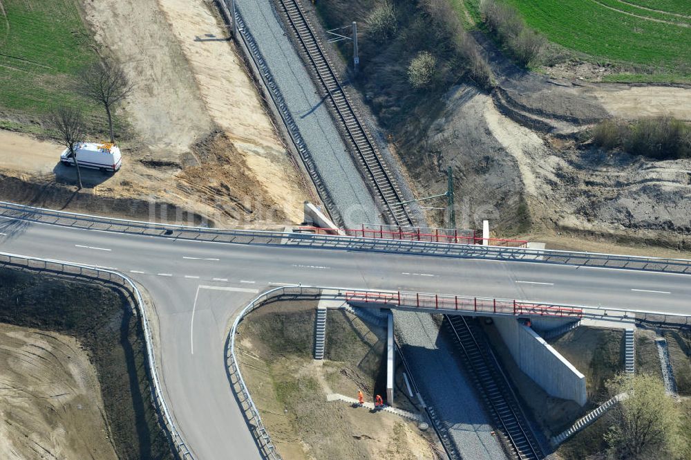 Luftaufnahme Söhlde - Fertiggestellte Neubau- Brücke über die Bahnstrecke bei Söhlde in Niedersachsen