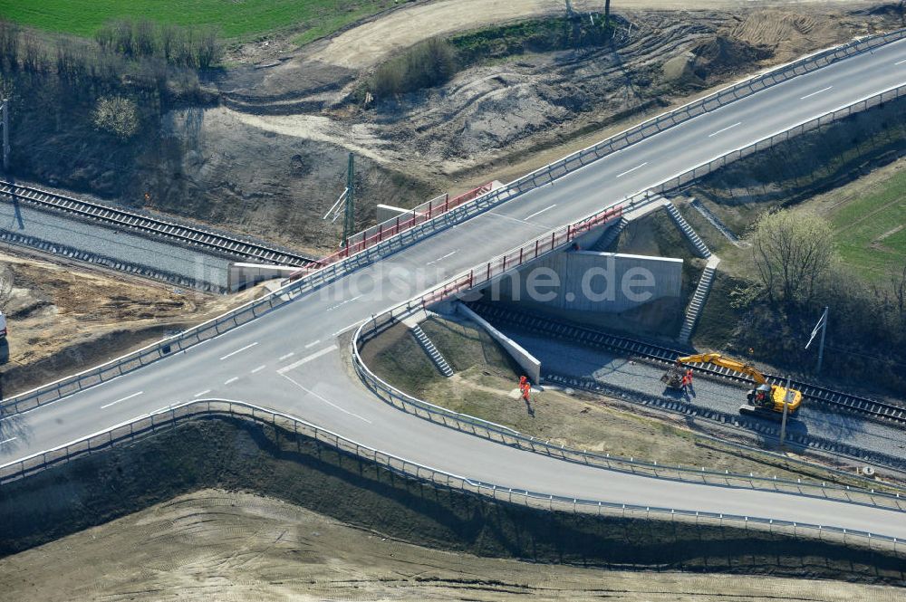 Söhlde von oben - Fertiggestellte Neubau- Brücke über die Bahnstrecke bei Söhlde in Niedersachsen