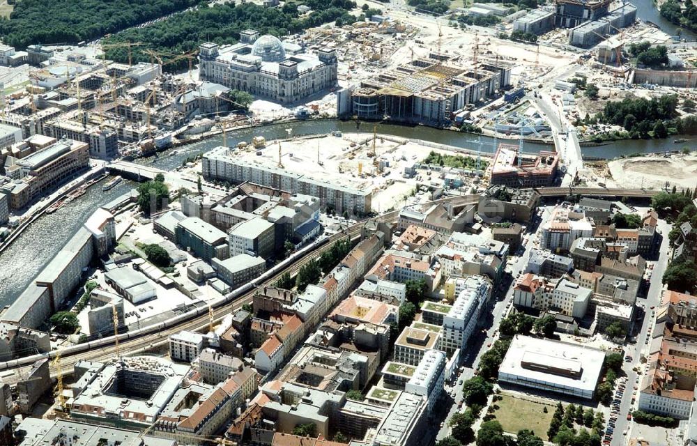 Luftbild Berlin - Fertiggestellte Residenz am Deutschen Theater in der Reinhardtstraße in Berlin Mitte - unweit des Berliner Reichstages.