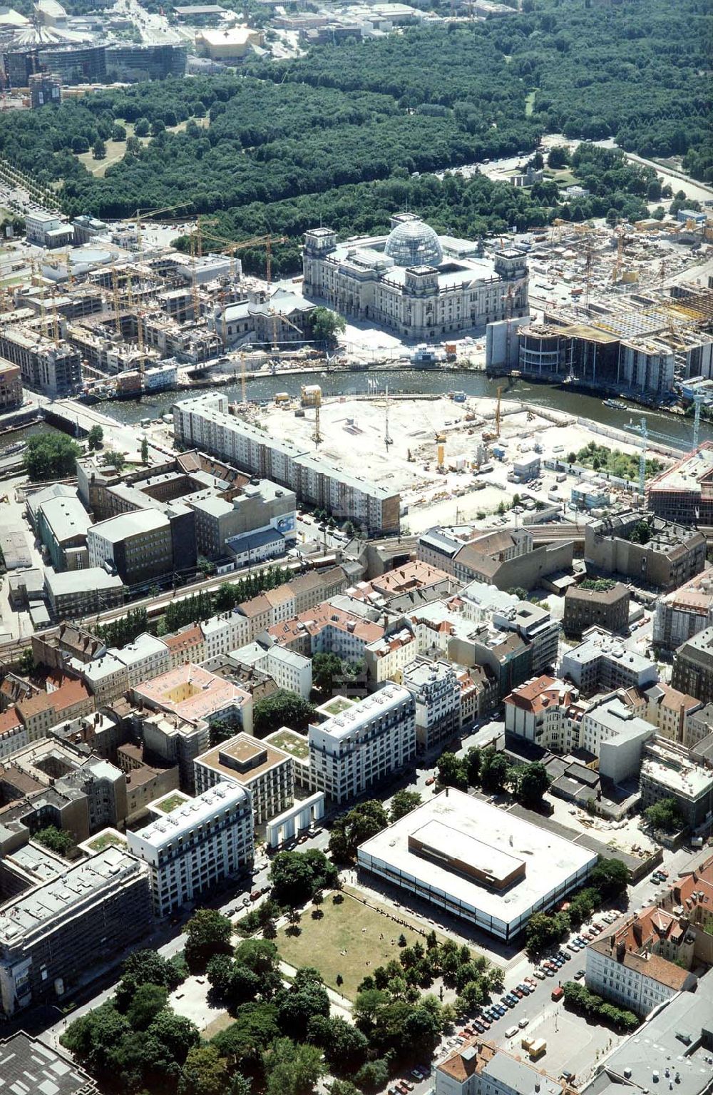 Berlin von oben - Fertiggestellte Residenz am Deutschen Theater in der Reinhardtstraße in Berlin Mitte - unweit des Berliner Reichstages.