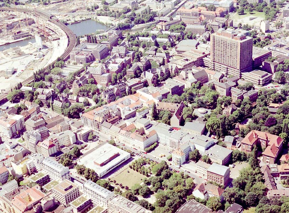 Luftaufnahme Berlin - Fertiggestellte Residenz am Deutschen Theater in der Reinhardtstraße in Berlin Mitte - unweit des Berliner Reichstages.