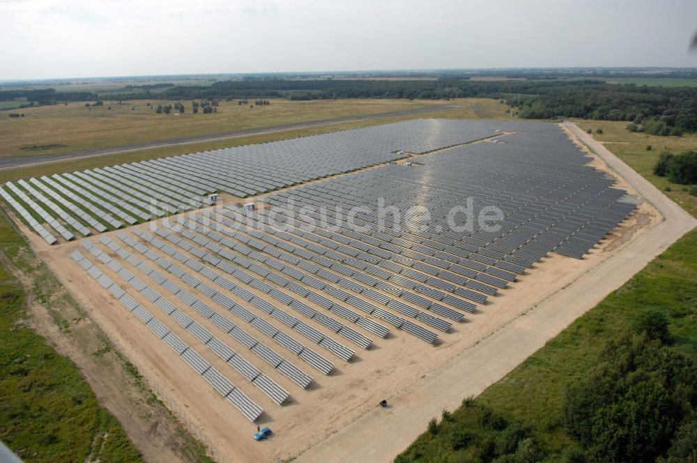 Luftaufnahme Tutow - Fertiggestellter erster Abschnitt des Solarenergiepark am Flugplatz Tutow in Mecklenburg - Vorpommern