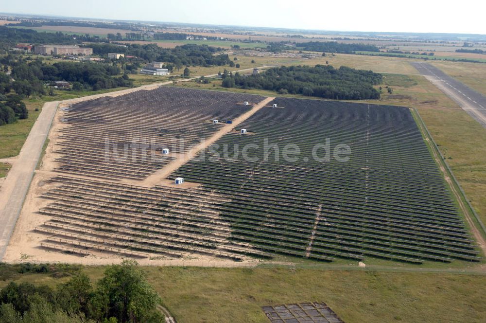 Tutow von oben - Fertiggestellter erster Abschnitt des Solarenergiepark am Flugplatz Tutow in Mecklenburg - Vorpommern