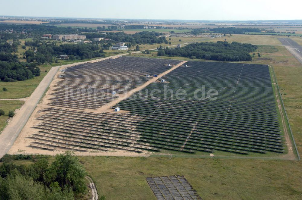 Tutow aus der Vogelperspektive: Fertiggestellter erster Abschnitt des Solarenergiepark am Flugplatz Tutow in Mecklenburg - Vorpommern