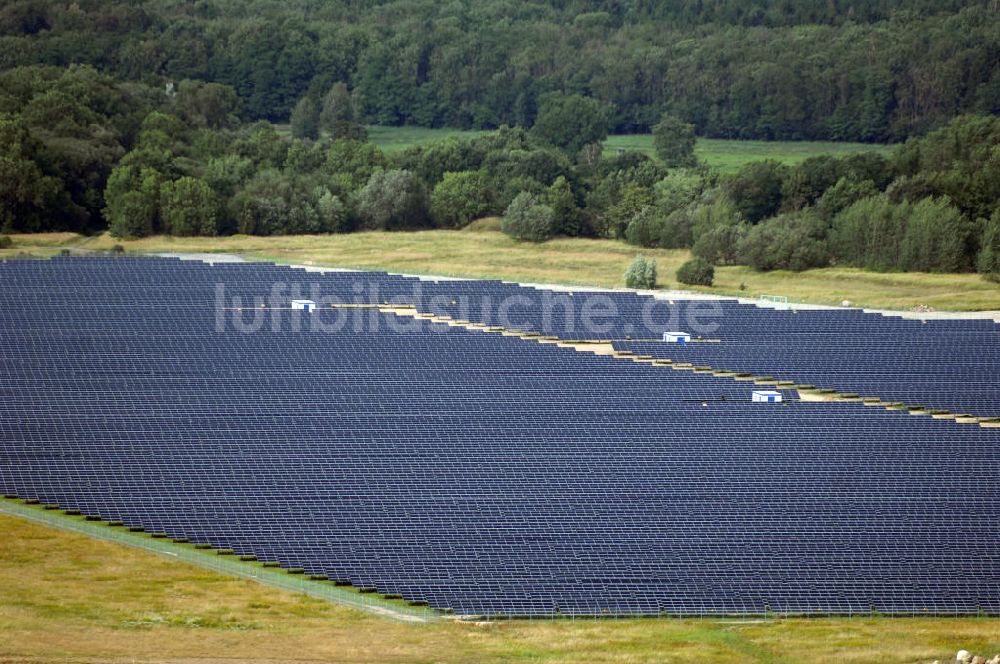 Tutow aus der Vogelperspektive: Fertiggestellter erster Abschnitt des Solarenergiepark am Flugplatz Tutow in Mecklenburg - Vorpommern