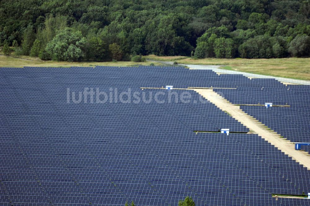 Luftaufnahme Tutow - Fertiggestellter erster Abschnitt des Solarenergiepark am Flugplatz Tutow in Mecklenburg - Vorpommern