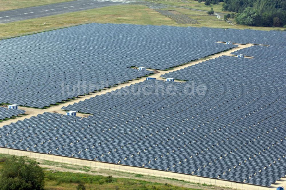 Luftbild Tutow - Fertiggestellter erster Abschnitt des Solarenergiepark am Flugplatz Tutow in Mecklenburg - Vorpommern