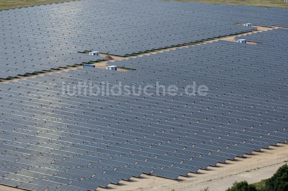 Tutow von oben - Fertiggestellter erster Abschnitt des Solarenergiepark am Flugplatz Tutow in Mecklenburg - Vorpommern