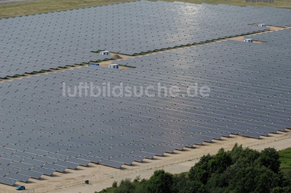 Tutow aus der Vogelperspektive: Fertiggestellter erster Abschnitt des Solarenergiepark am Flugplatz Tutow in Mecklenburg - Vorpommern