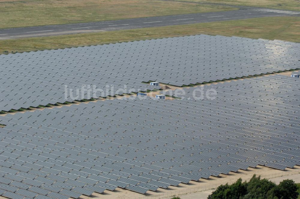 Luftbild Tutow - Fertiggestellter erster Abschnitt des Solarenergiepark am Flugplatz Tutow in Mecklenburg - Vorpommern