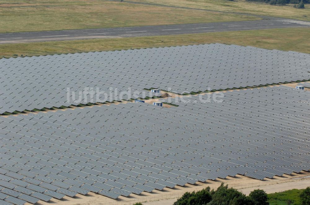 Luftaufnahme Tutow - Fertiggestellter erster Abschnitt des Solarenergiepark am Flugplatz Tutow in Mecklenburg - Vorpommern