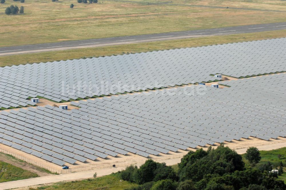 Tutow von oben - Fertiggestellter erster Abschnitt des Solarenergiepark am Flugplatz Tutow in Mecklenburg - Vorpommern