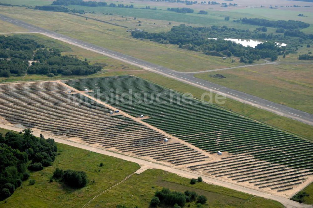 Tutow aus der Vogelperspektive: Fertiggestellter erster Abschnitt des Solarenergiepark am Flugplatz Tutow in Mecklenburg - Vorpommern