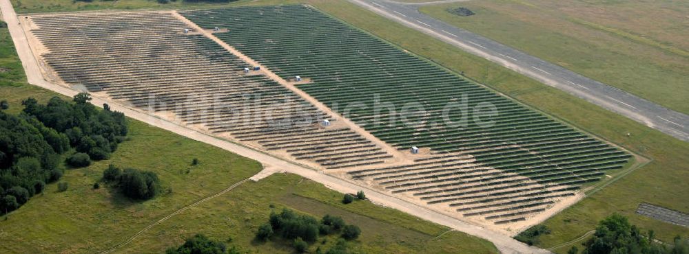 Luftaufnahme Tutow - Fertiggestellter erster Abschnitt des Solarenergiepark am Flugplatz Tutow in Mecklenburg - Vorpommern