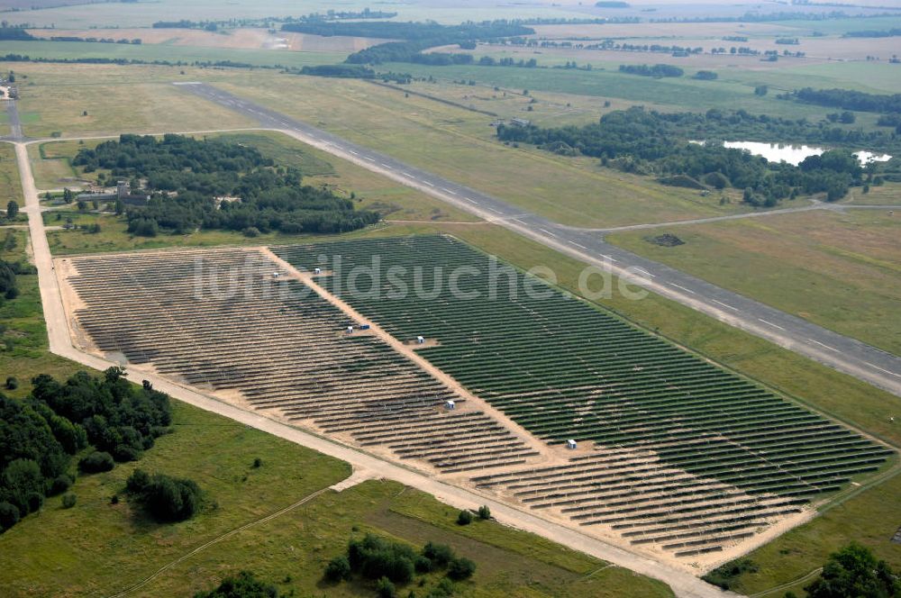 Tutow von oben - Fertiggestellter erster Abschnitt des Solarenergiepark am Flugplatz Tutow in Mecklenburg - Vorpommern