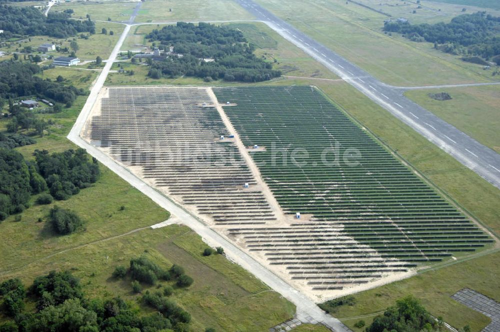 Tutow aus der Vogelperspektive: Fertiggestellter erster Abschnitt des Solarenergiepark am Flugplatz Tutow in Mecklenburg - Vorpommern