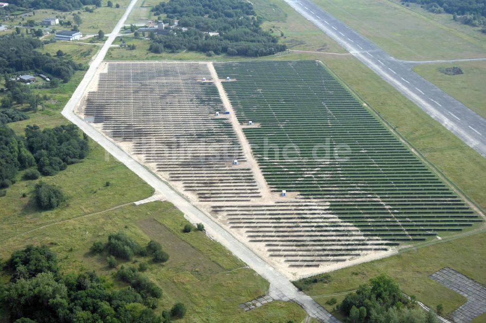 Luftbild Tutow - Fertiggestellter erster Abschnitt des Solarenergiepark am Flugplatz Tutow in Mecklenburg - Vorpommern