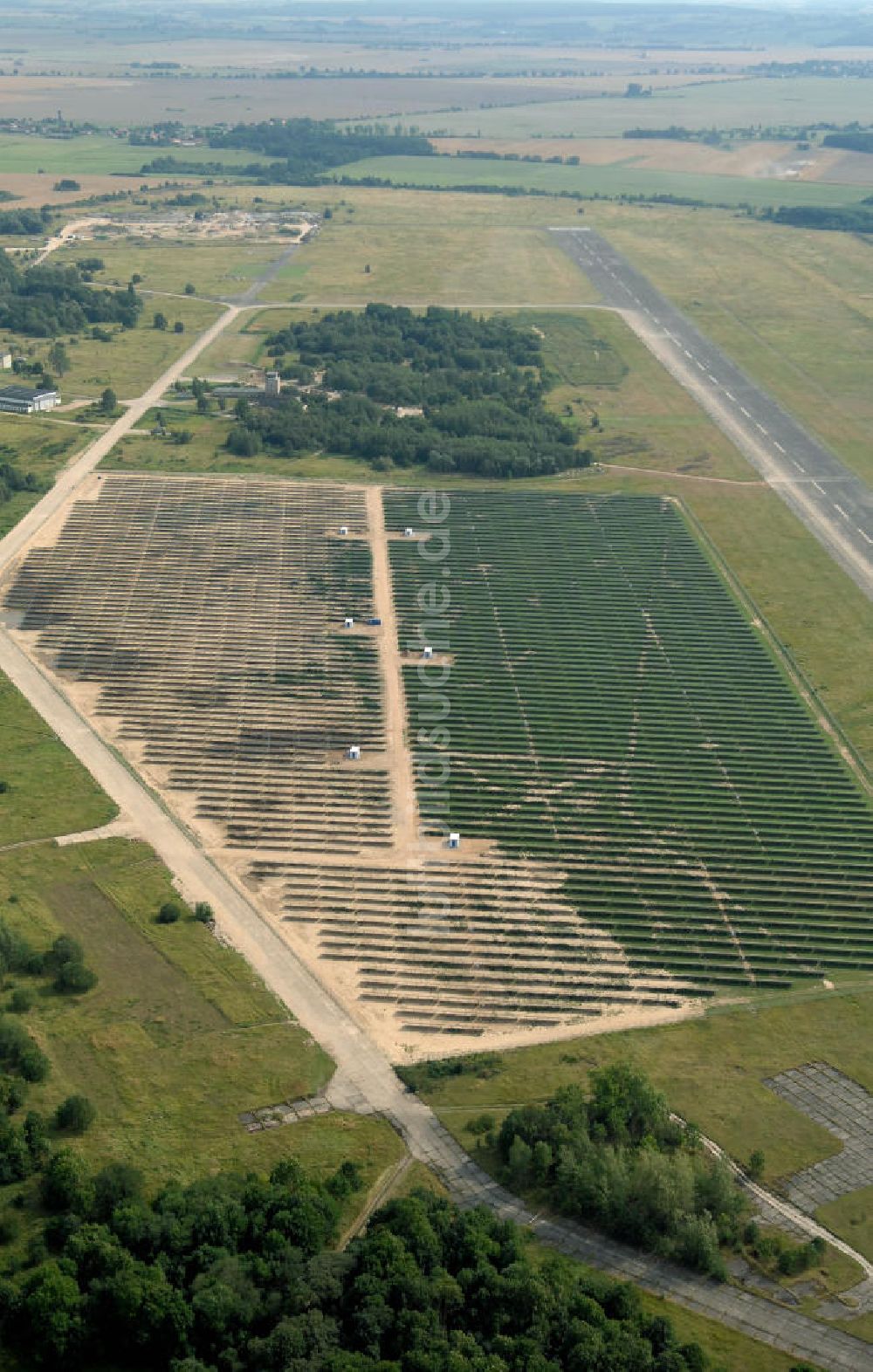 Luftaufnahme Tutow - Fertiggestellter erster Abschnitt des Solarenergiepark am Flugplatz Tutow in Mecklenburg - Vorpommern