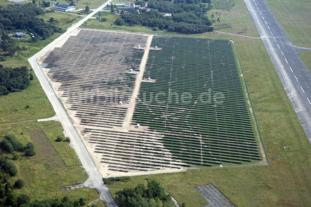 Tutow von oben - Fertiggestellter erster Abschnitt des Solarenergiepark am Flugplatz Tutow in Mecklenburg - Vorpommern