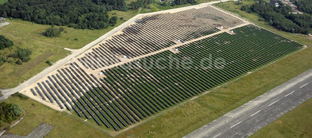 Tutow aus der Vogelperspektive: Fertiggestellter erster Abschnitt des Solarenergiepark am Flugplatz Tutow in Mecklenburg - Vorpommern