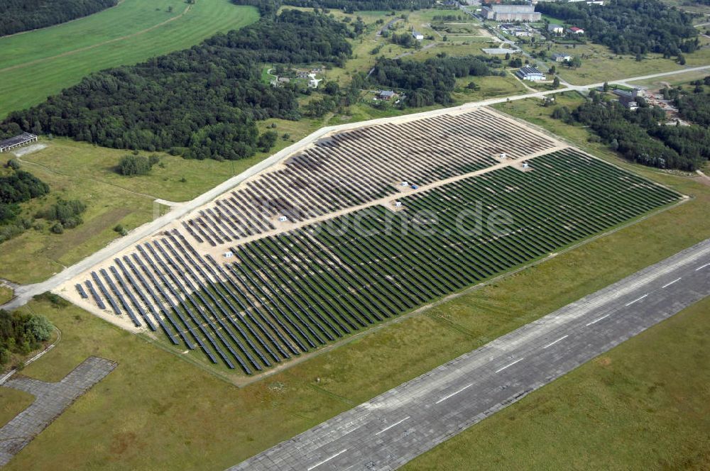 Luftbild Tutow - Fertiggestellter erster Abschnitt des Solarenergiepark am Flugplatz Tutow in Mecklenburg - Vorpommern