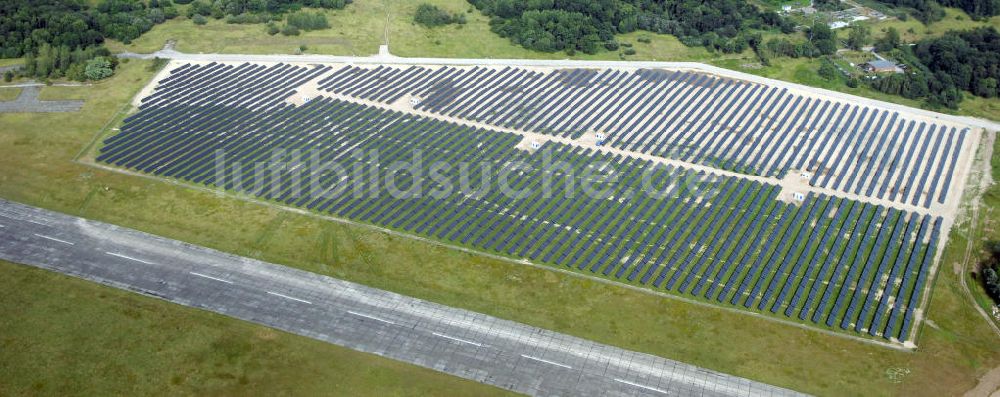 Luftaufnahme Tutow - Fertiggestellter erster Abschnitt des Solarenergiepark am Flugplatz Tutow in Mecklenburg - Vorpommern