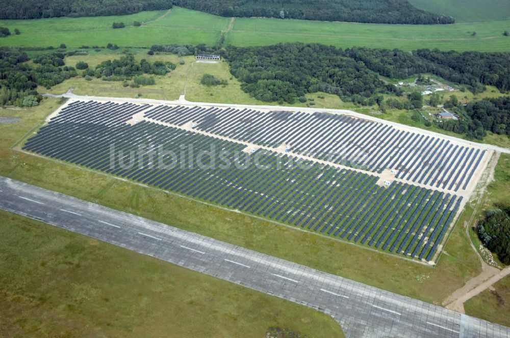 Tutow von oben - Fertiggestellter erster Abschnitt des Solarenergiepark am Flugplatz Tutow in Mecklenburg - Vorpommern