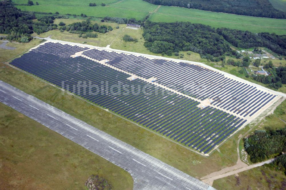 Tutow aus der Vogelperspektive: Fertiggestellter erster Abschnitt des Solarenergiepark am Flugplatz Tutow in Mecklenburg - Vorpommern