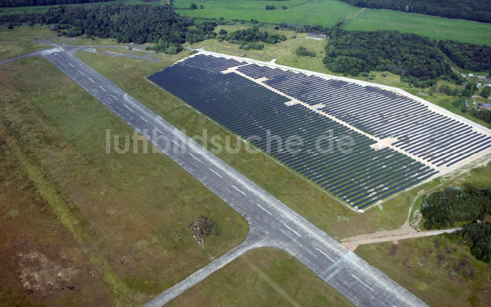 Luftbild Tutow - Fertiggestellter erster Abschnitt des Solarenergiepark am Flugplatz Tutow in Mecklenburg - Vorpommern