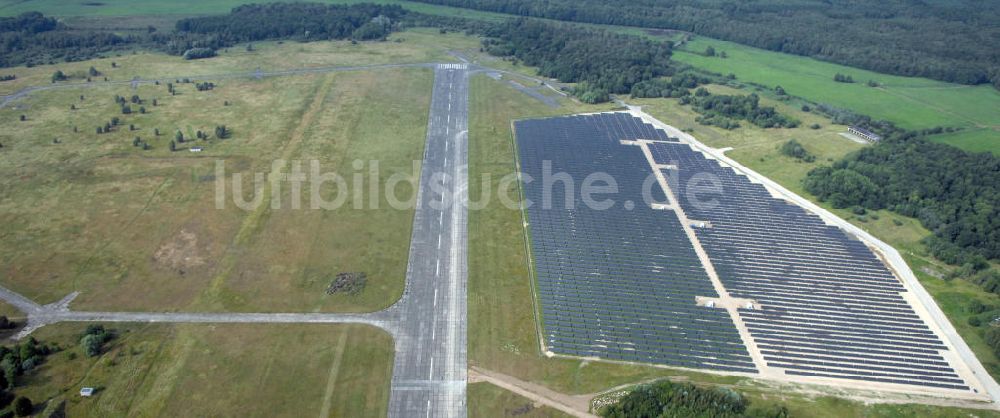 Luftaufnahme Tutow - Fertiggestellter erster Abschnitt des Solarenergiepark am Flugplatz Tutow in Mecklenburg - Vorpommern