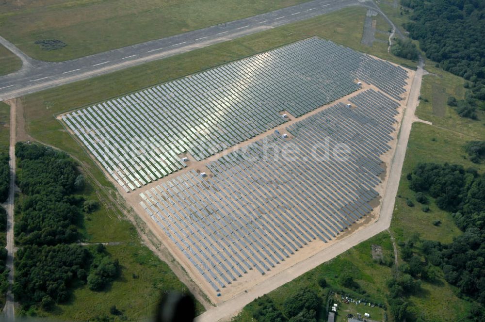 Tutow von oben - Fertiggestellter erster Abschnitt des Solarenergiepark am Flugplatz Tutow in Mecklenburg - Vorpommern