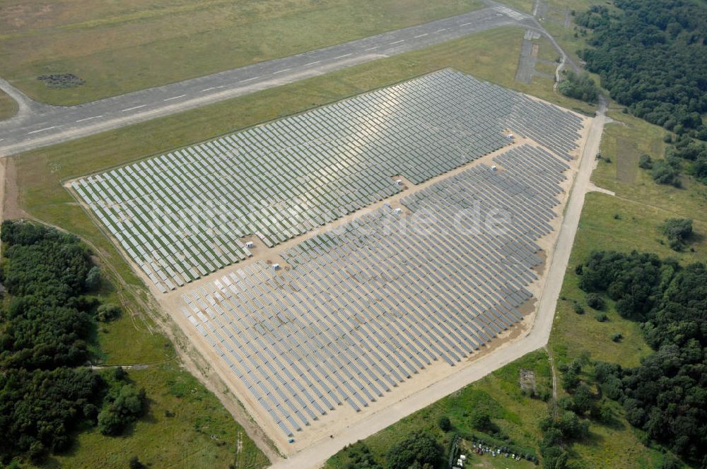 Tutow aus der Vogelperspektive: Fertiggestellter erster Abschnitt des Solarenergiepark am Flugplatz Tutow in Mecklenburg - Vorpommern