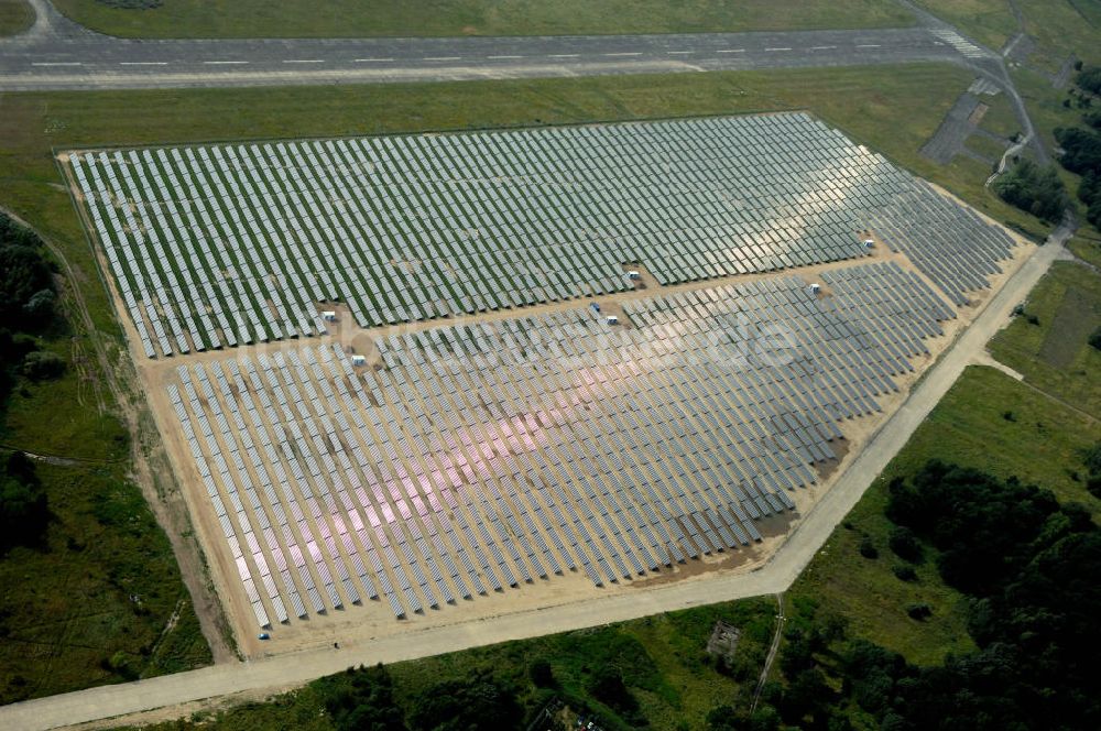 Luftbild Tutow - Fertiggestellter erster Abschnitt des Solarenergiepark am Flugplatz Tutow in Mecklenburg - Vorpommern