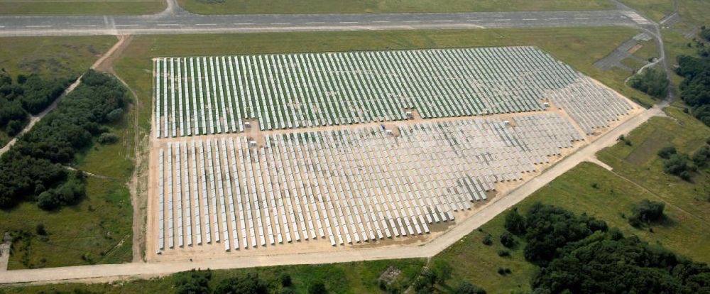 Tutow von oben - Fertiggestellter erster Abschnitt des Solarenergiepark am Flugplatz Tutow in Mecklenburg - Vorpommern