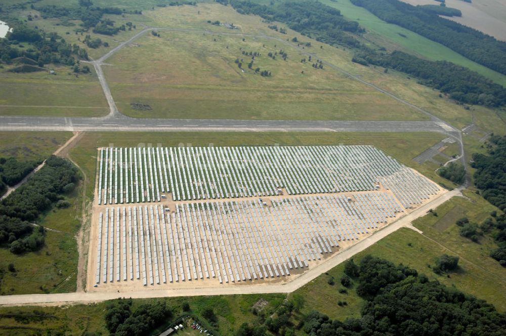 Tutow aus der Vogelperspektive: Fertiggestellter erster Abschnitt des Solarenergiepark am Flugplatz Tutow in Mecklenburg - Vorpommern