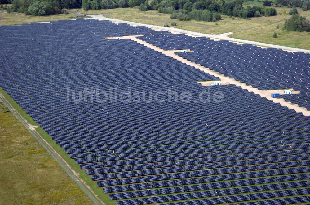 Luftaufnahme Tutow - Fertiggestellter erster Abschnitt des Solarenergiepark am Flugplatz Tutow in Mecklenburg - Vorpommern