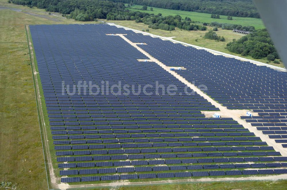 Tutow von oben - Fertiggestellter erster Abschnitt des Solarenergiepark am Flugplatz Tutow in Mecklenburg - Vorpommern