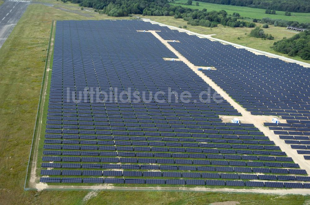 Tutow aus der Vogelperspektive: Fertiggestellter erster Abschnitt des Solarenergiepark am Flugplatz Tutow in Mecklenburg - Vorpommern