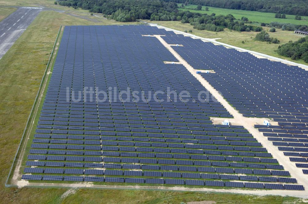 Luftbild Tutow - Fertiggestellter erster Abschnitt des Solarenergiepark am Flugplatz Tutow in Mecklenburg - Vorpommern