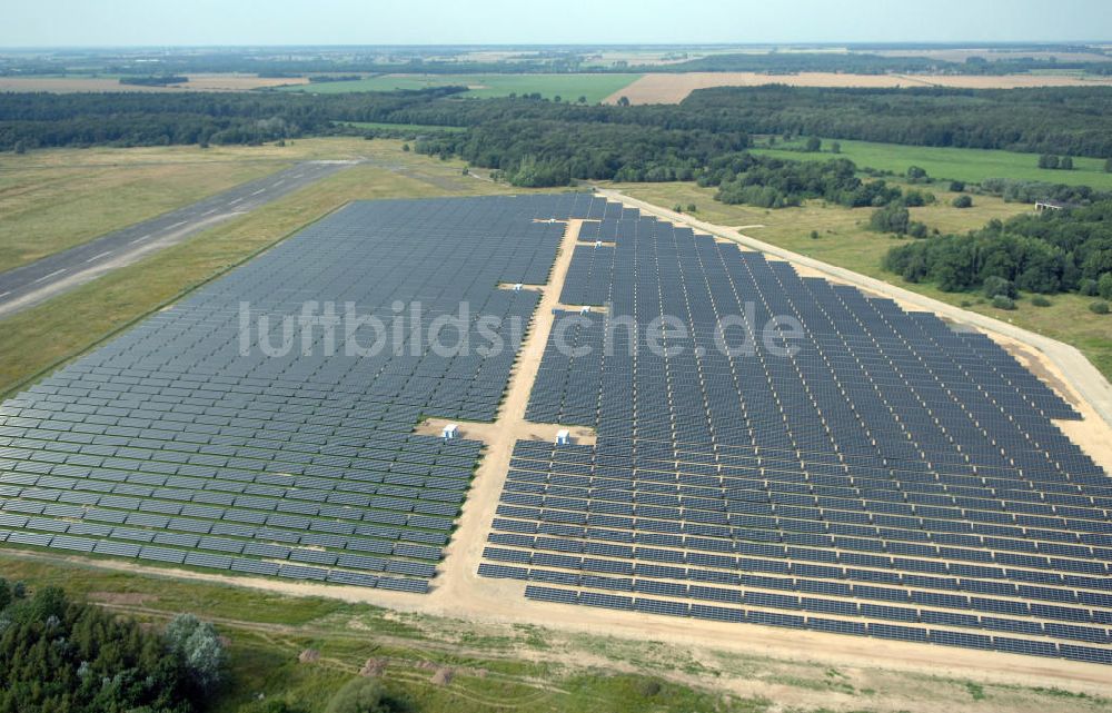 Luftaufnahme Tutow - Fertiggestellter erster Abschnitt des Solarenergiepark am Flugplatz Tutow in Mecklenburg - Vorpommern