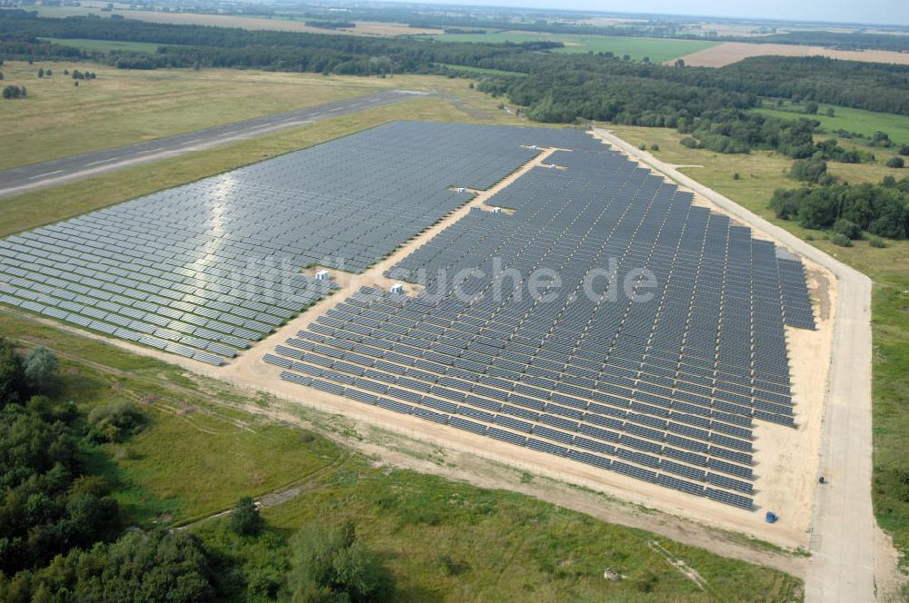 Tutow von oben - Fertiggestellter erster Abschnitt des Solarenergiepark am Flugplatz Tutow in Mecklenburg - Vorpommern