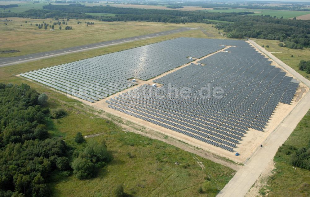 Tutow aus der Vogelperspektive: Fertiggestellter erster Abschnitt des Solarenergiepark am Flugplatz Tutow in Mecklenburg - Vorpommern