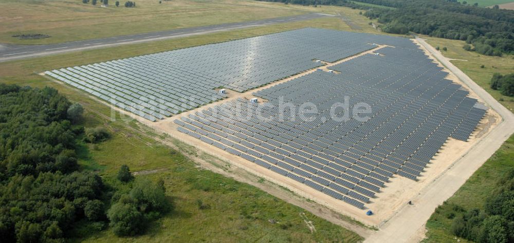 Luftbild Tutow - Fertiggestellter erster Abschnitt des Solarenergiepark am Flugplatz Tutow in Mecklenburg - Vorpommern