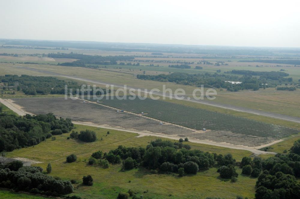 Luftaufnahme Tutow - Fertiggestellter erster Abschnitt des Solarenergiepark am Flugplatz Tutow in Mecklenburg - Vorpommern